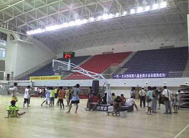 上海室内篮球馆体育看台螺栓球网架